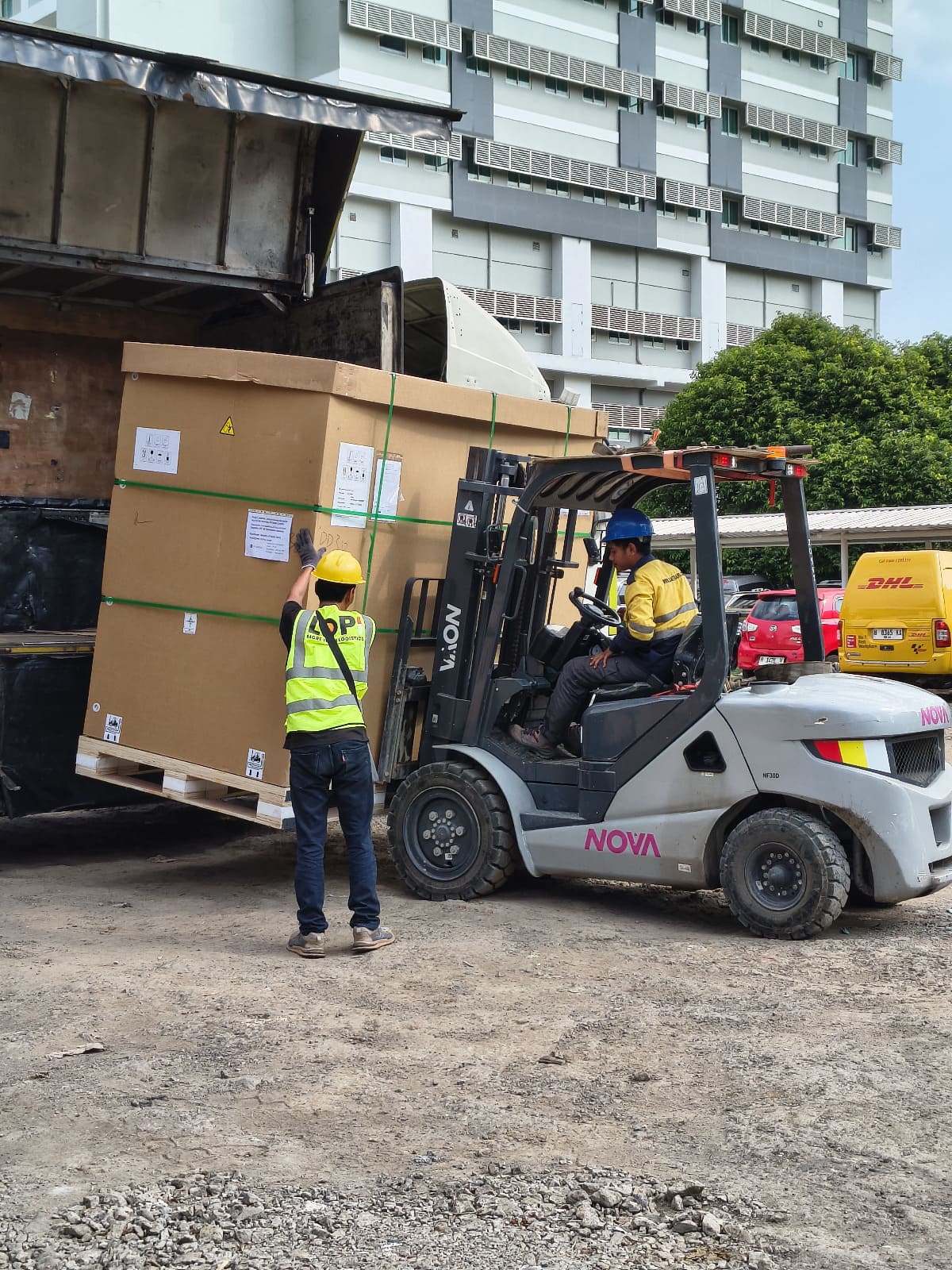Unloading CT Scan Rumah RS.Kariadi Semarang